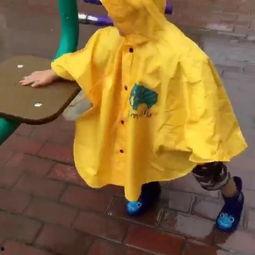 雨衣成人雨衣怎么穿视频,成人雨衣正确穿戴教程