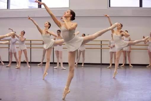 简单舞蹈成人才艺视频,从简单舞蹈视频看才艺成长之路