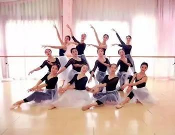 侗族成人围腰舞蹈视频,传承千年民俗风情的韵律画卷  第1张