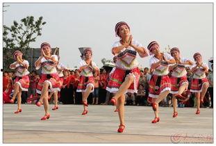 侗族成人围腰舞蹈视频,传承千年民俗风情的韵律画卷  第2张